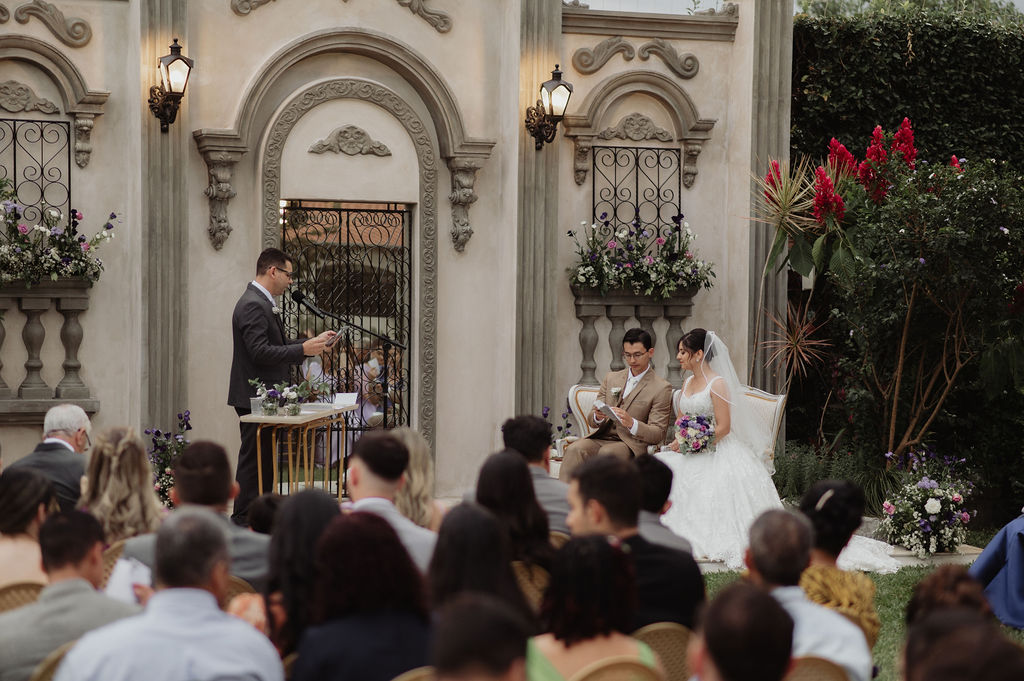 Cerimônia de casamento ao ar livre com decoração elegante