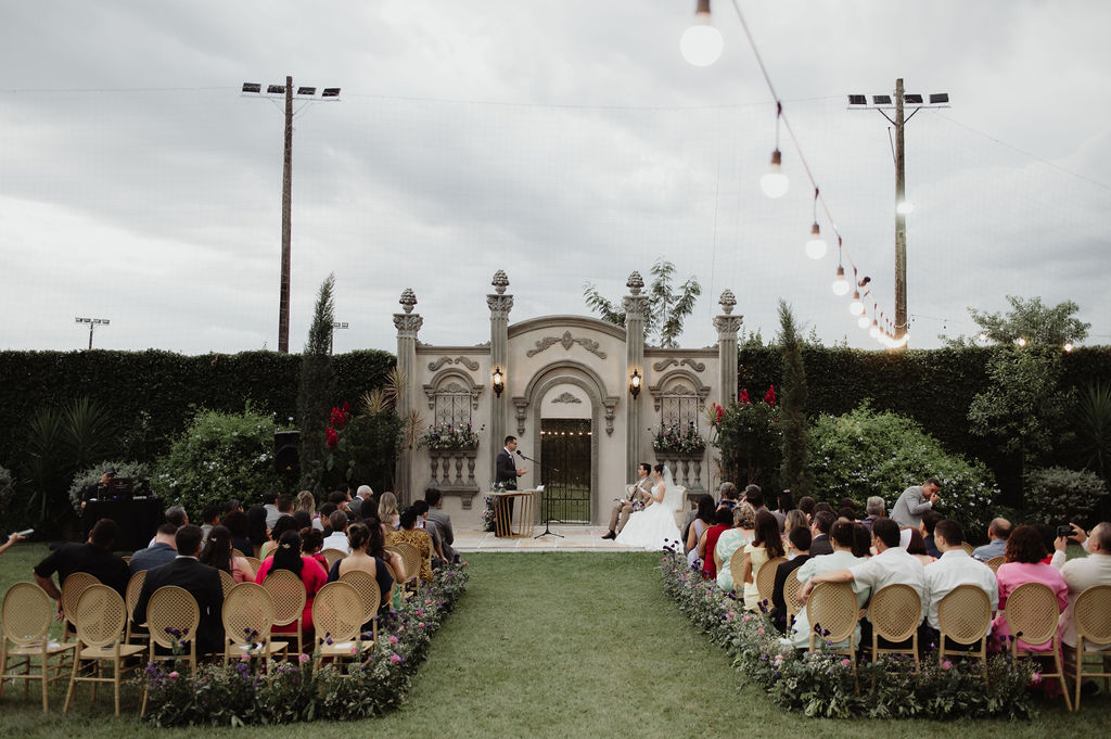 Vista ampla de uma cerimônia de casamento ao ar livre