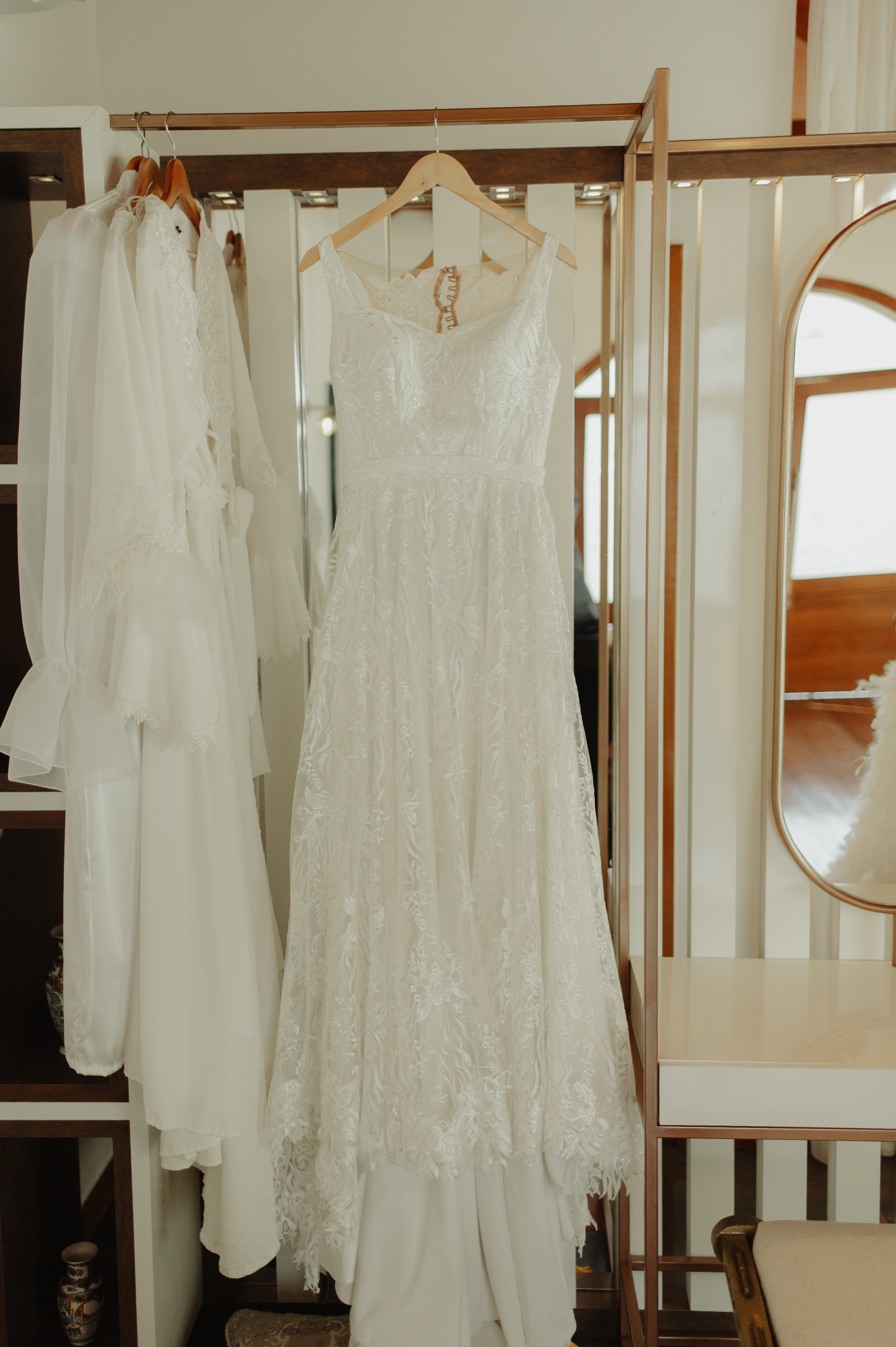 Vestido de noiva elegante pendurado em um cabide