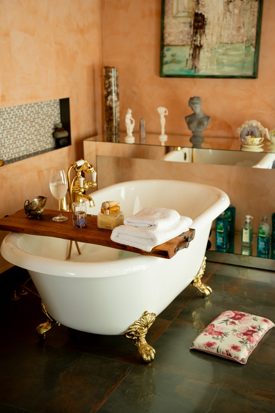 Spa com banheira e banheira de hidromassagem