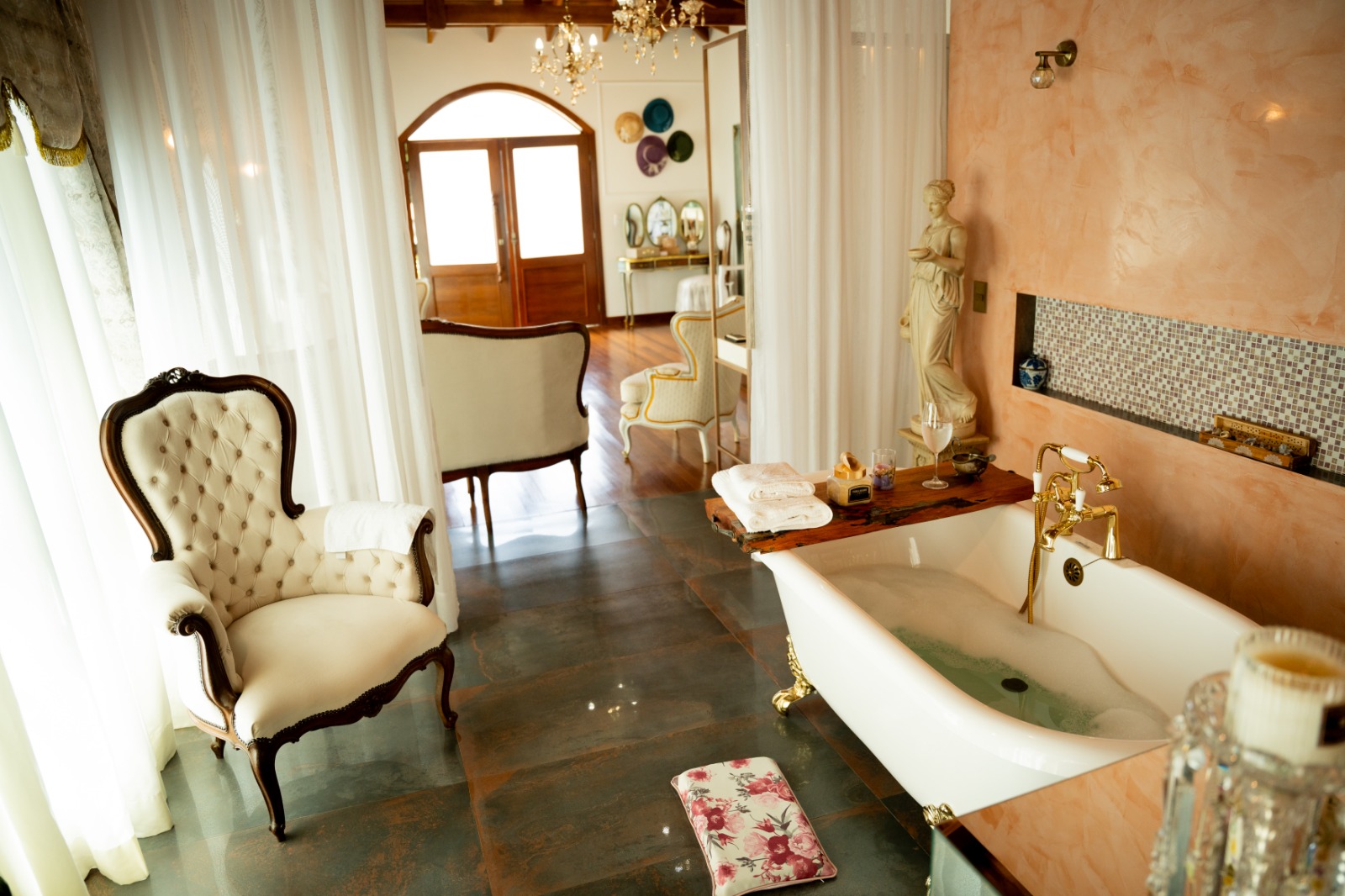 Spa com banheira e banheira de hidromassagem